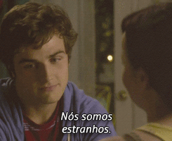 Enfrente, em frente.