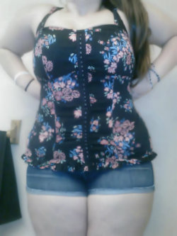 loveee-biteesx3:  For you anons who think my butt is fakee, and keep blowing up my ask box with it. do i edit my thighs too ?