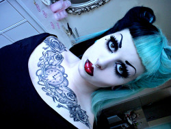 dollyx:  Ready to go boo!-gie at Zombie tonight. Oh yeah, this is my new hair, subtle but different! &lt;3!!!