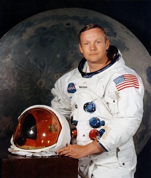 fuckyeahspaceshuttle: RIP, Neil Armstrong Neil Armstrong, the Apollo 11 astronaut who became the fir