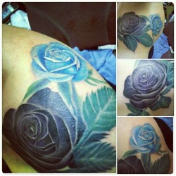 fuckyeahtattoos:  amandabearpig.tumblr.com Done by one of the most talented artists in San Diego, Cash Scott, owner of Chapter One Tattoo in Ocean Beach, CA. Black/purple rose is for my mom and the blue rose is for my dad. and I am in love with it.