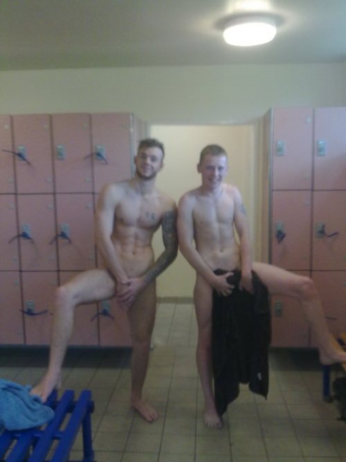A couple naked straight boys in the locker room. 