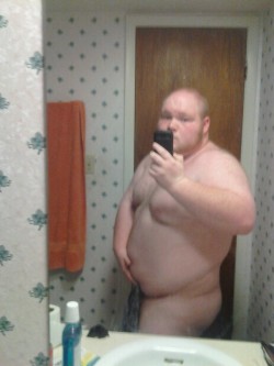 superbears:  LOVE TO RIM, AND EAT HIM    this guy is totaly hot and gorgus to me!!!!  Sexy mirror shot and elegant solution to hide the goods… 