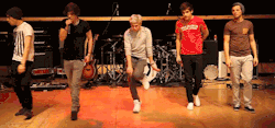r-ollerco4sters:  just look at niall.. 