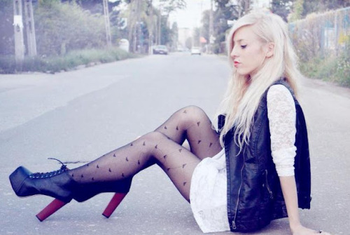 (via anetaaneta.blogspot.com: WHITE LACE LEATHER)