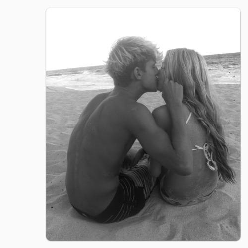 kay-ceee-uh:  santer-ia:  dduske:  santer-ia:  mariahnyani:  santer-ia:  Im happy  lol why can’t have this   omg lou we’re tumblr famous  awawawawawaw  holy shit wtf holy notes  paige and louis, stop being so fuckin cute 