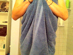 smallgirlbigtitties:  Towel Flash (GIF made by lettherebesexy) 