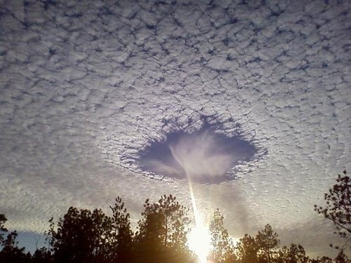 exoticana:This is a rare meteorological phenomenon called a skypunch. When people see these, they th