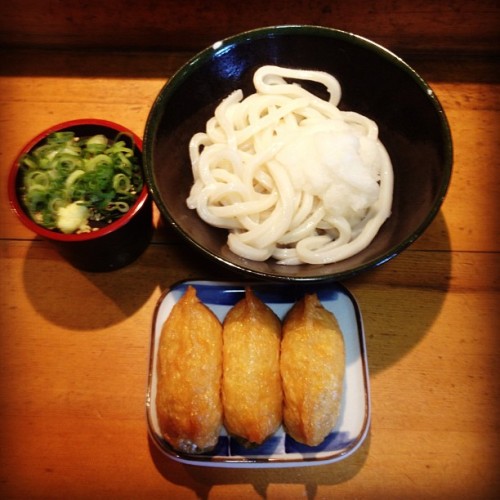 讃岐うどんがたまらなく食べたくなったので高松にきた。麺のコシが違う。ツルツルで美味いっ    #うどん    #麺 (Instagramで撮影)