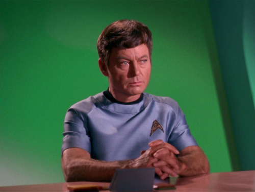grumbletrek:Bones why you look so pretty in this episode. Also he has a ship’s services insigna on h