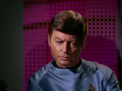 grumbletrek:Bones why you look so pretty in this episode. Also he has a ship’s services insigna on h