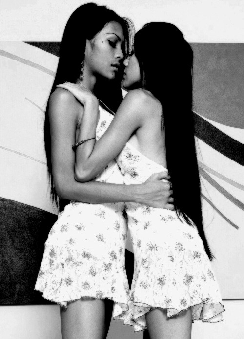 uniquefem:  androfeminine:  Rose and Semmy  Luv the matching dresses! 