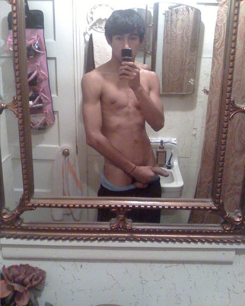 oscareatsheadphones:  xxxboyfriends:  http://xxxboyfriends.tumblr.com/  What a fancy mirror… 