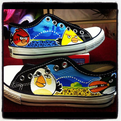 tuprincesaestaenotrocastillo:  Zapatillas Angry Birds pintadas a mano