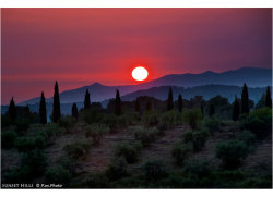 coralfoto:  Sunset Hills#sunset #sunsets #hill #tuscany #sun #landscape #countryside #red #canon #photography(from @Marc3 on Streamzoo) 