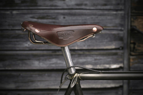 pedaldammit:  yeaitspretentious:  Liberia Singlespeedvia   Not keen on the bars…