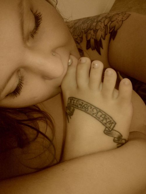yourknottygirl:  Im a wild outside girl, so forgive my chipped gold polish :)