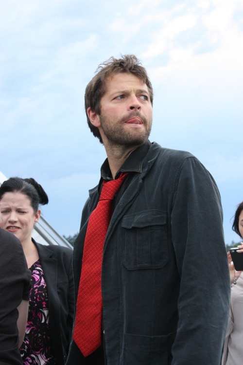 dracopotter:  So, minions! I took many pictures while on the Cruise with Misha tonight at Vancon, and so far this is my favourite! A taste of the picspam to come, more will be up soon! 