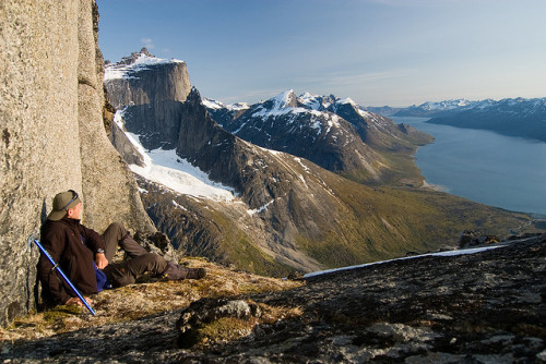 Resting moment in Tasermiut fjord, Greenland (by den dzjow).