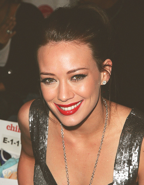 ownthewings: 14/50 favorite pictures of hilary duff.