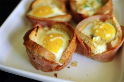 in-my-mouth:  Ham, Egg and Toast Cups 