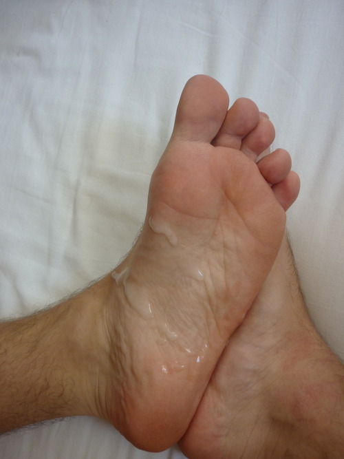 22yofootlover:  cum on my feet