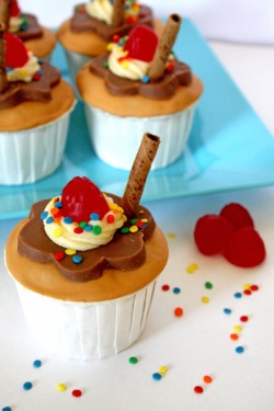 gastrogirl:  chocolate caramel cupcake sundaes.