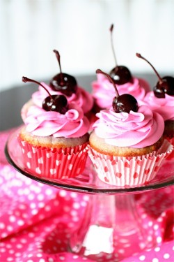 gastrogirl:  cherry almond cupcakes. 