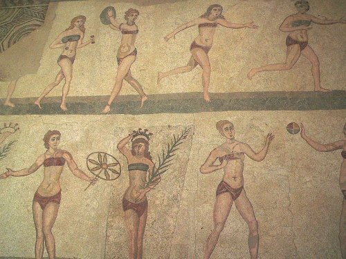 Romanae puellae gestantes vesticulas balneares Bikinianas! Roman Bikini girls! centuriespast: A Roma