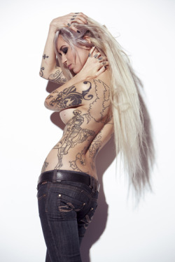 girlswithbodymods:  Sara Fabel 