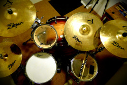 gloriaislovemyfriend:  le drumz ♥ 