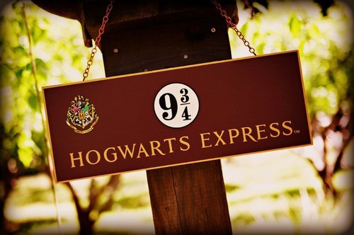 agryffindorslife:  ELEVEN O’CLOCK! Time to get back to Hogwarts :D 