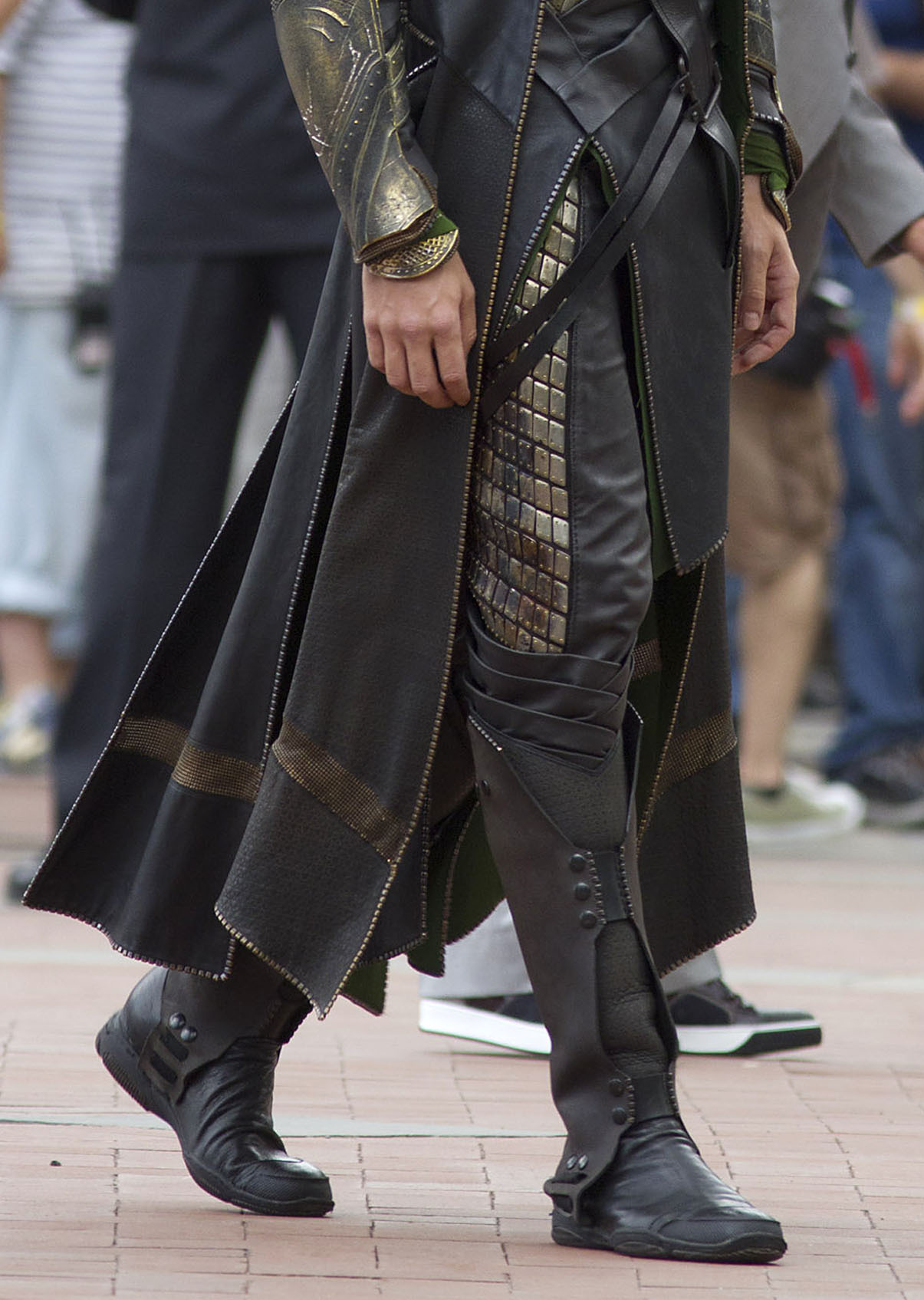 torrilla:  Tom Hiddleston on the Set of The Avengers NYC [HQ] Courtesy of Karo