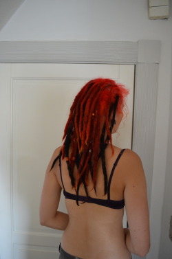 sihthappens:  It’s funny how small mistakes can turn into inspiration. My tips of my dreadlocks are starting to turn orange, which they never meant to be, but you know dreadlocks; they have their own ways.. I think it could be really cool to dip dye