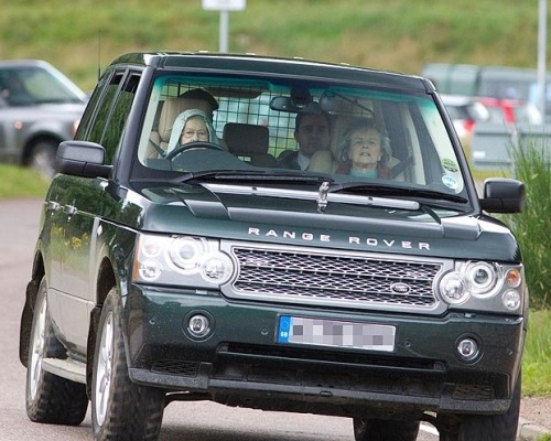 ray-darr: dicktouching: honk-kong: jillbiden: the queen wearing a hoodie whilst driving a range rove