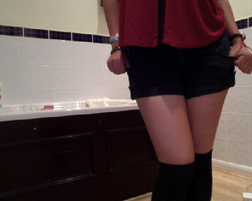 leilacordis:  Shorts and knee highs to the seaside today!