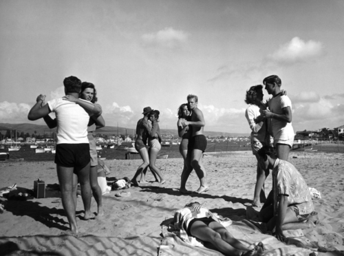 irrelevanti:  staeller:  sinuses:  Glendale Junior College Students Dancing to Music From a Portable Radio on Balboa Beach. Photographed by Peter Stackpole, 1947.  oh god  i wish couples would still do this