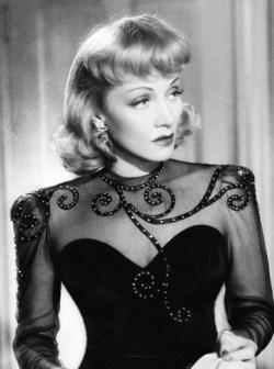  Marlene Dietrich in ‘Manpower’ (1941) 