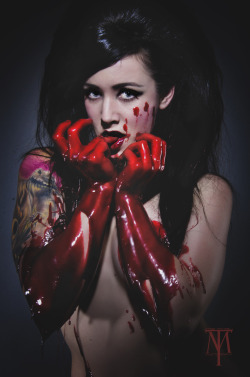 Ilovetattooedwomen:  Tagemphoto:  Model: Missconstrued Hair: Vicki Vee  Check Out