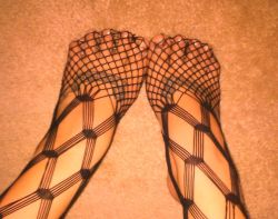 yourknottygirl:  Fishnet, spread toes! I know you feet lovers want some new material!