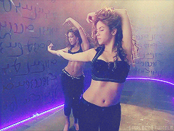 aruxxh:  ”Shakira taught me how to belly dance, she taught me the whole routine.