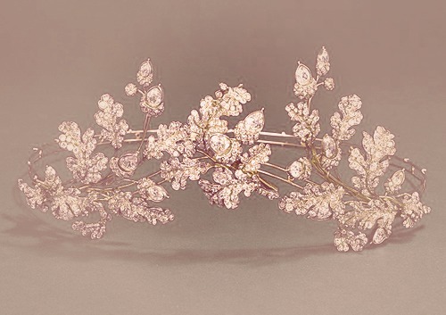 pactressia:Tiara in three pieces in the form of branches of oak-leaves and acorns. Silver and gold, 