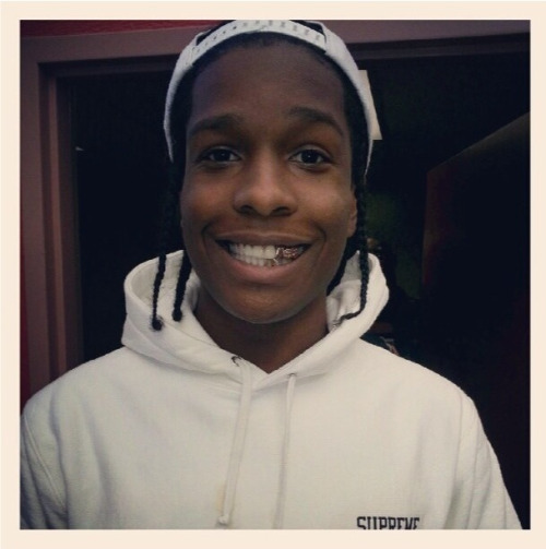 uhmm-arii:  awwh he has a baby face :3 