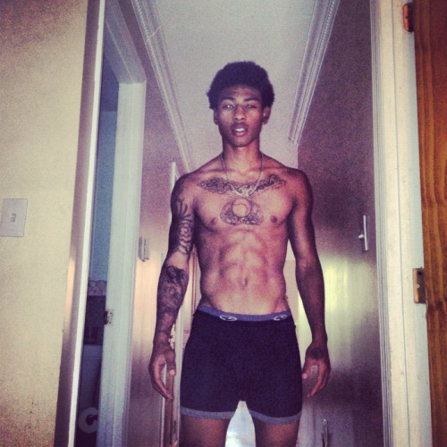 blackinkgoldskin:  Under model signed to instagram lmao 😂