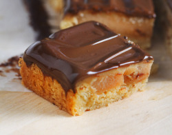 fooderific:  id-rather-have-food:  Chocolate Caramel Chunk Bars  find more mouthwatering treats and recipes here! 