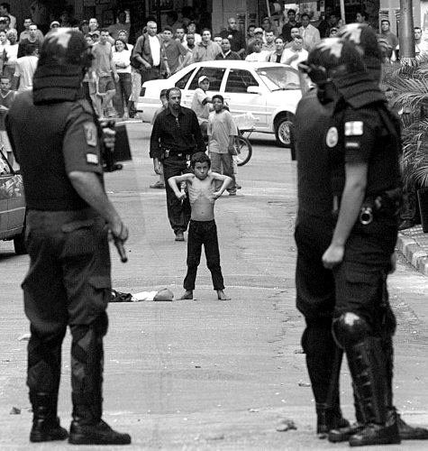  Todo dia uma batalha nessa guerra sem ter fim, amo minha pátria mas minha pátria já não vê assim… Terceira safra part. Projota 