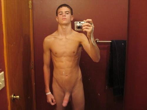 fuckyeahhugepenis:  heavymetalhooker:  Apparently this guy is dtf. I don’t think