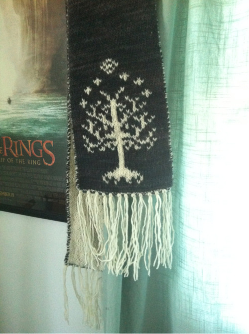 sigmastolen: I finished the Tree of Gondor scarf! It’s perfect timing, considering I’ve 