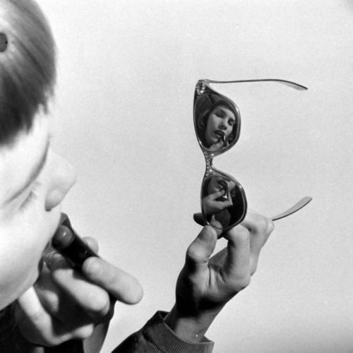 heaven-goeasy-on-me:  Martha HolmesMirror glasses, 1948 