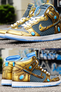 lifehasnoscript:  Custom Starcraft Nike Dunk